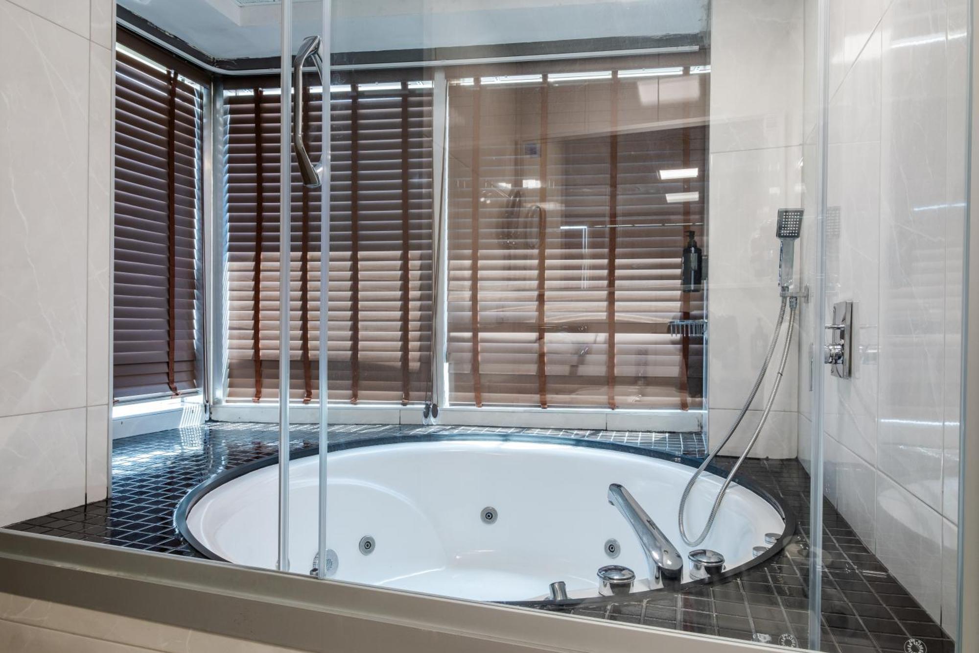Ramada By Wyndham Ankara Hotel Екстериор снимка